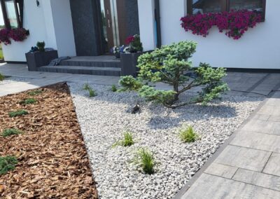 ogród przy domu jednorodzinnym rabata kora kamienie Tomaszek Ogrody Toruń