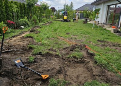 rzeka w ogrodzie mostek fontanna projekt aranżacja Tomaszek Ogrody Toruń